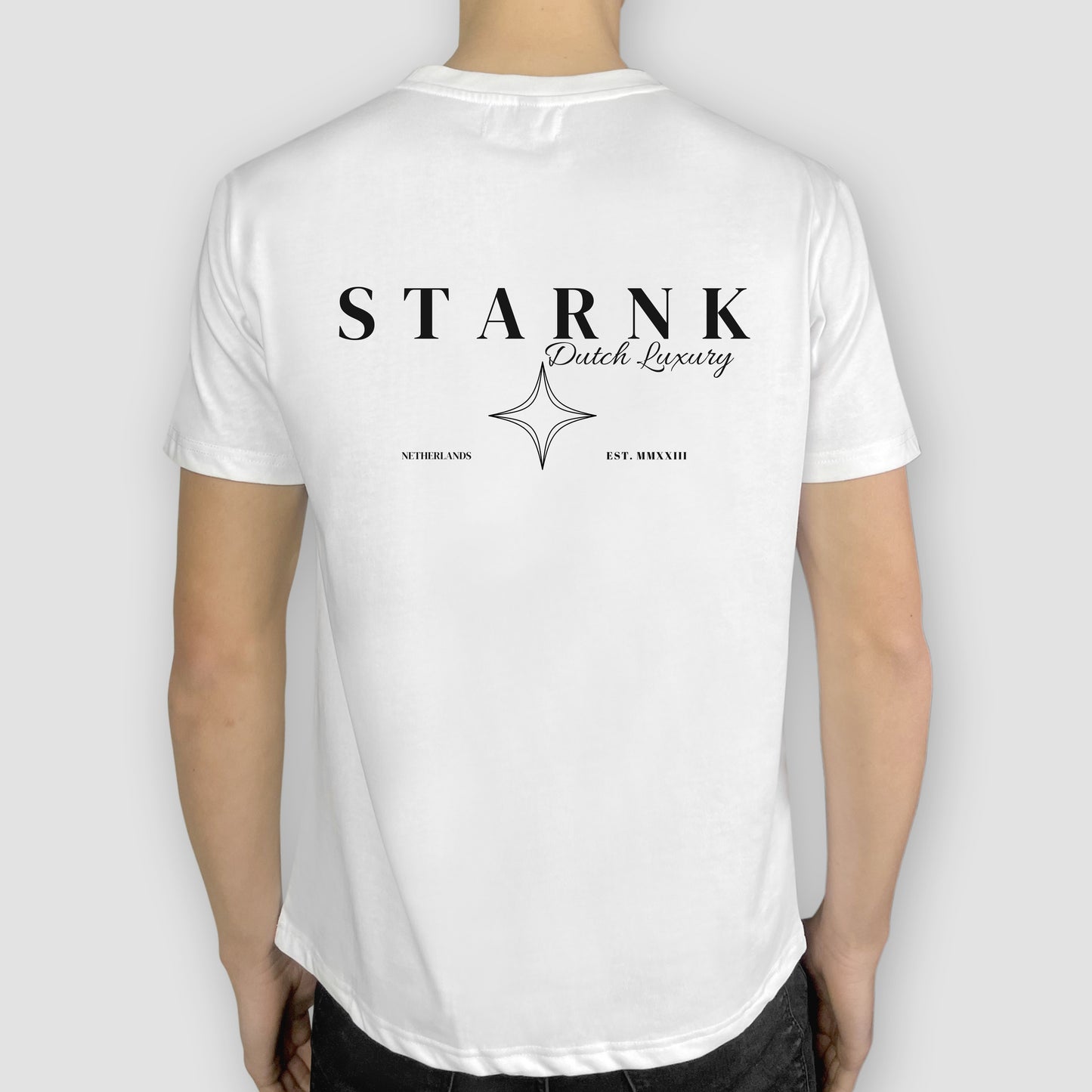 Een wit oversized t-shirt van het nederlands luxe kledingmerk starnk